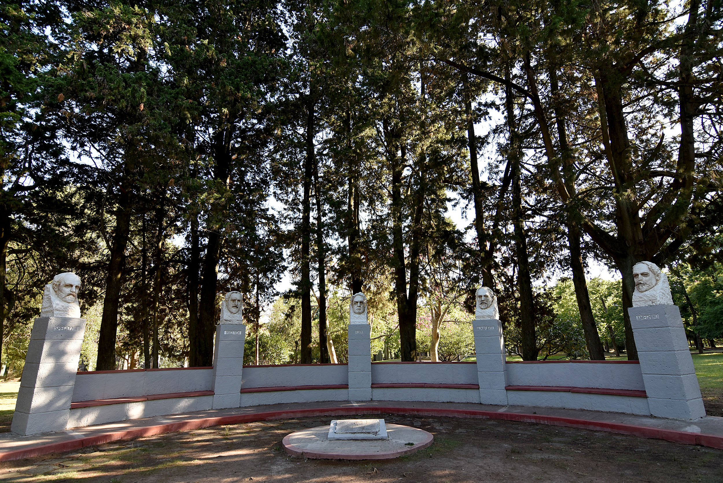 Monumento a los cinco sabios - Alejandro Korn, Florentino Ameghino, Máximo Carlos Maldonado, Carlos Luis Spegazzini, Juan Vucetich